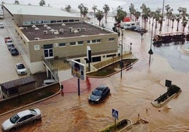 Un coche inundado tras fuertes riadas