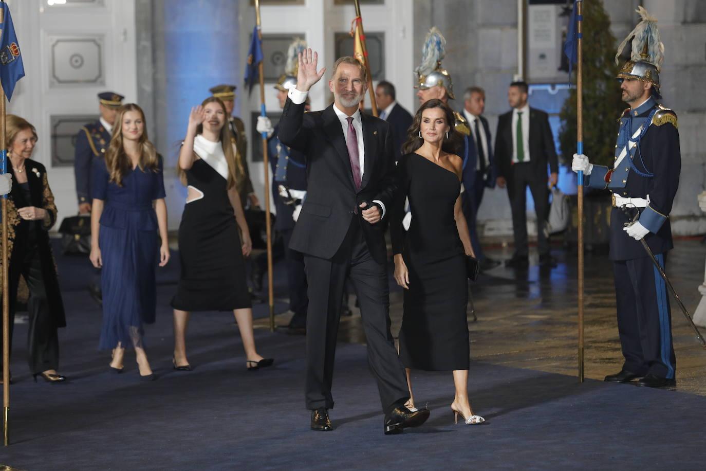 Los Reyes, la Princesa de Asturias, la infanta Sofía y la reina Sofía saludan al público a su llegada al acto.