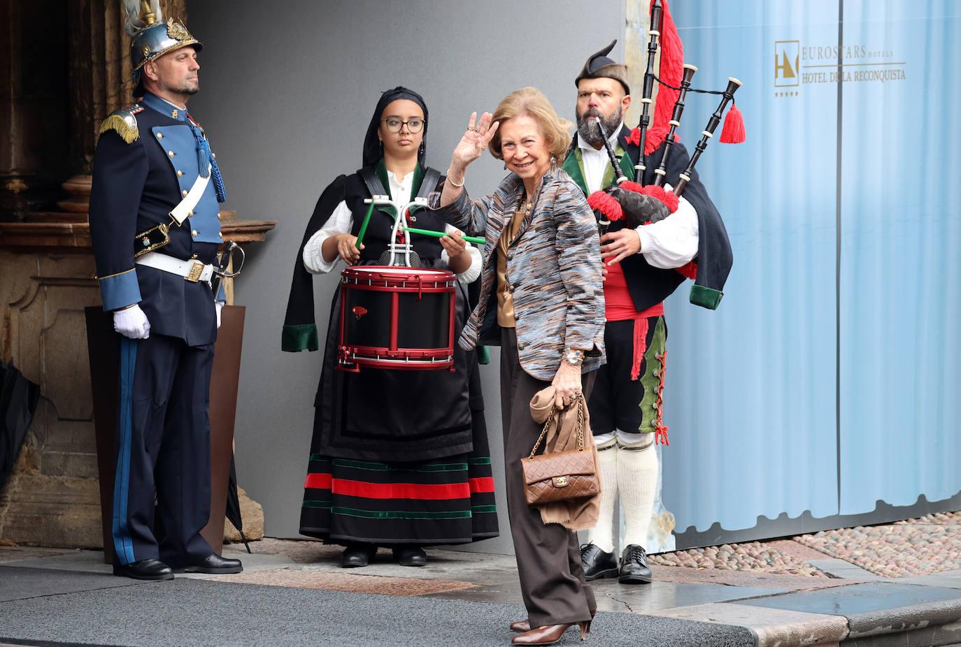 La reina Sofia saluda a su llegada a la ceremonia. 