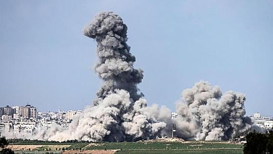 Israel bombardea Gaza a «un ritmo no visto en décadas» para preparar la invasión