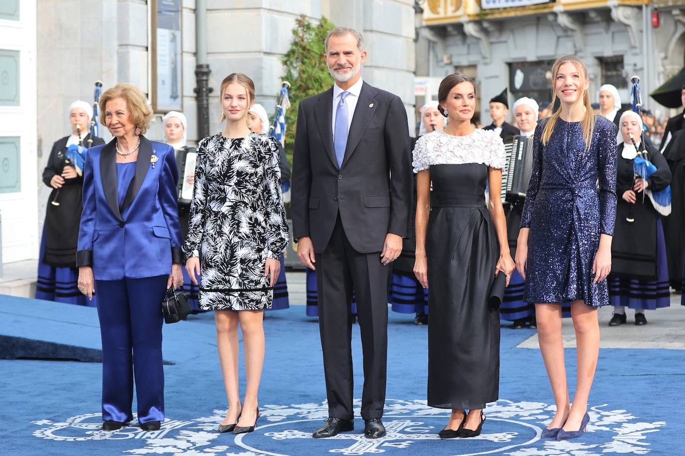 2022. Doña Letizia opta por un vestido blanco y negro de Carolina Herrera, una firma muy presente en su vestidor que no había lucido antes en estos premios.