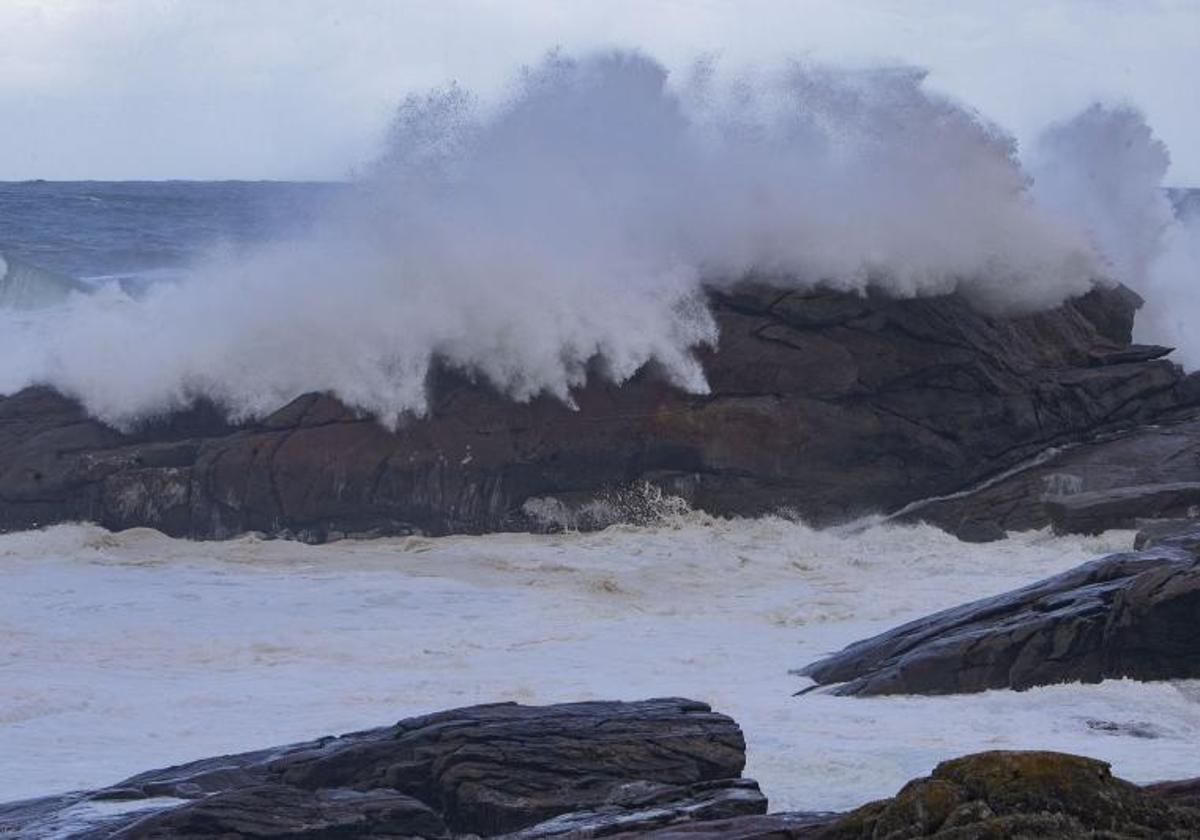 Costa de Vigo, azotada por el temporal de viento y mar que ha traído la borrasca Aline.