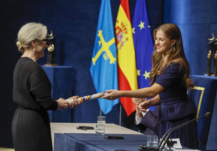 La Princesa Leonor entrega el galardón a Meryl Streep.