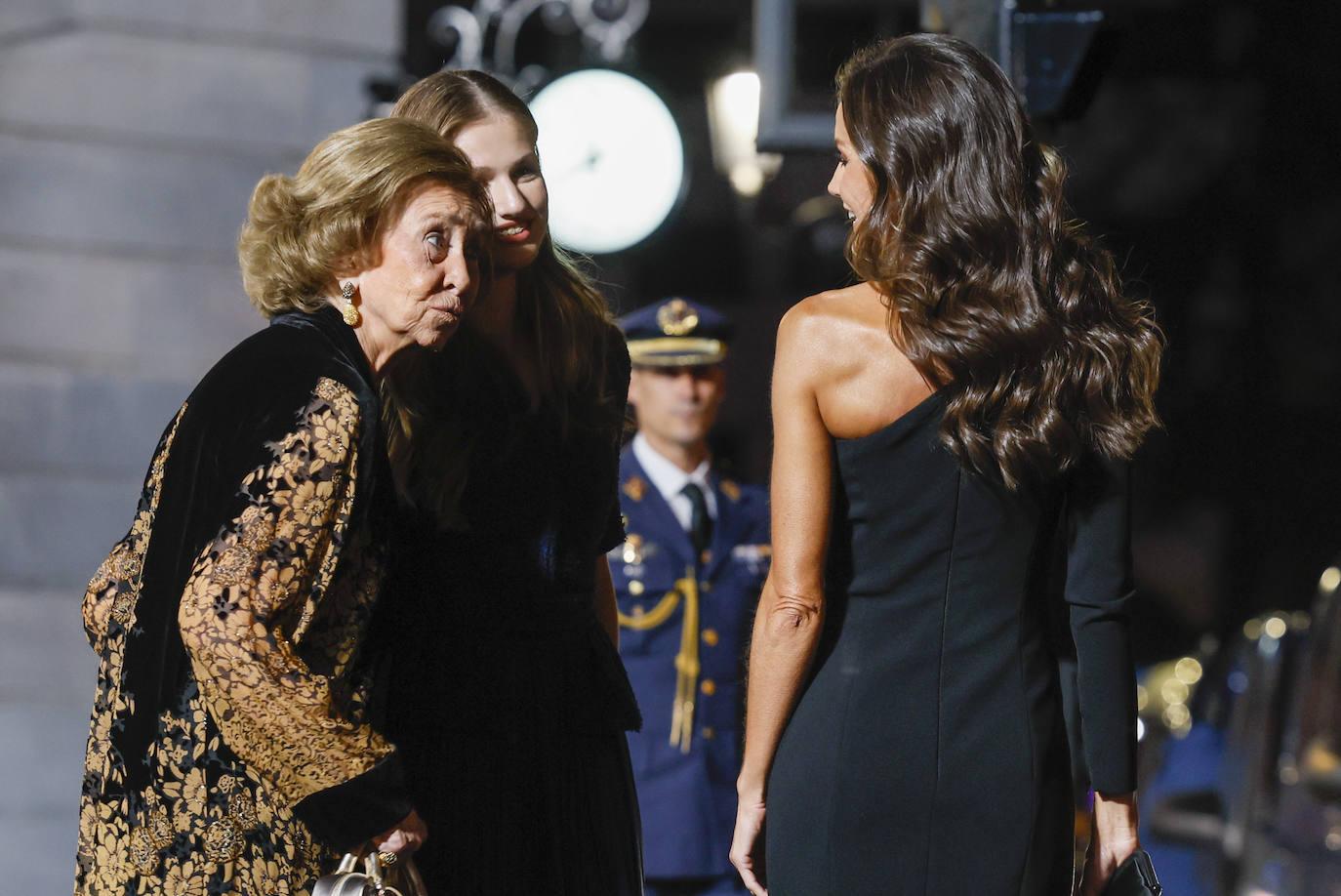 La reina Sofía conversa con doña Letizia en presencia de la Princesa de Asturias. 