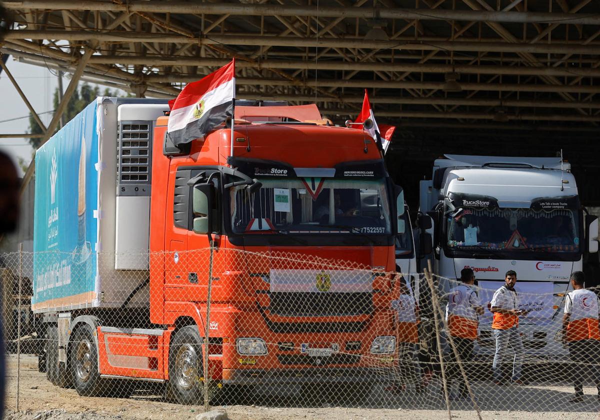 Varios de los camiones que han entrado en Gaza para distribuir ayuda.