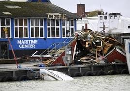 La tormenta provocó numerosos destrozos en las costas británicas.