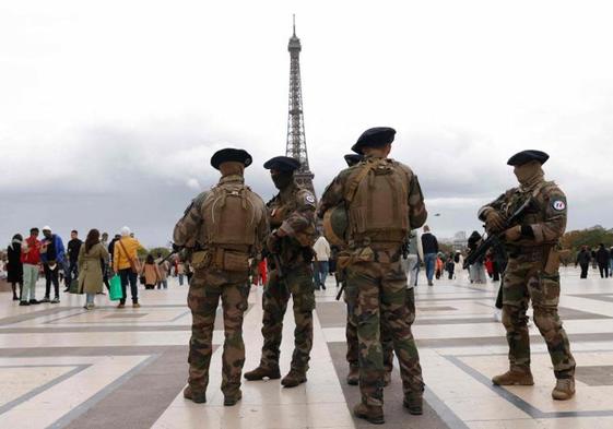 Un grupo de soldados franceses patrullan las inmedaciones de la Torre Eiffel, en París.