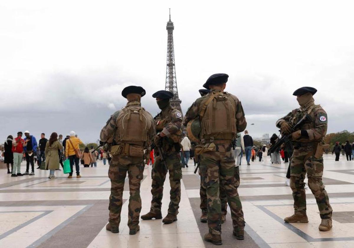 Un grupo de soldados franceses patrullan las inmedaciones de la Torre Eiffel, en París.