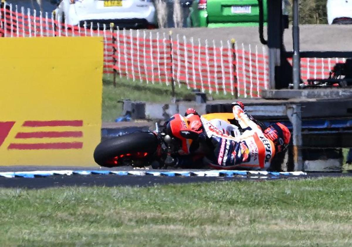 Marc Márquez sufre una caída en los entrenamientos del GP de Australia.