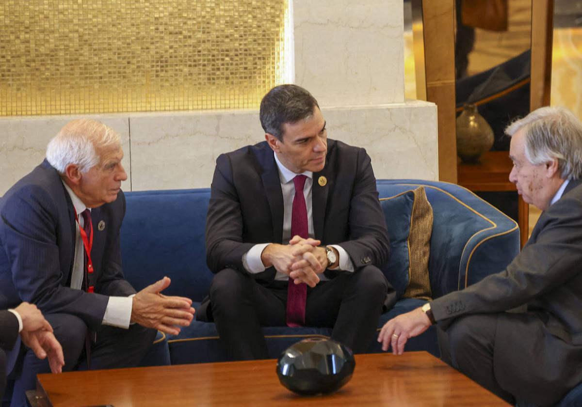 Sánchez dialoga en El Cairo con Josep Borrell (izquierda) y Antonio Guterres, secretario general de la ONU.