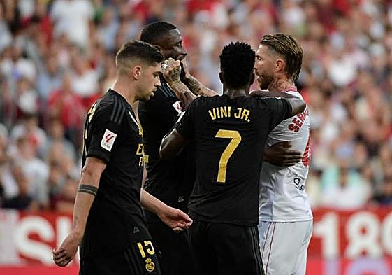 Rüdiger y Sergio Ramos, ante Valverde y Vinicius durante un lance del partido.