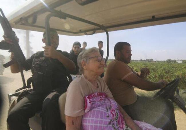 Yaffa Adar, el pasado día 7, mientras es trasladada por sus secuestradores a Gaza en un carrito de golf.