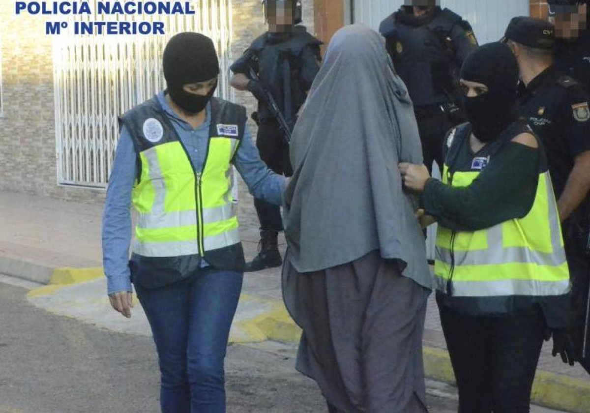 Varios agentes durante una detención.