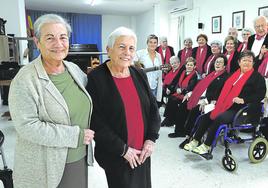 Las hermanas Beas, en un ensayo del coro que integran los residentes.