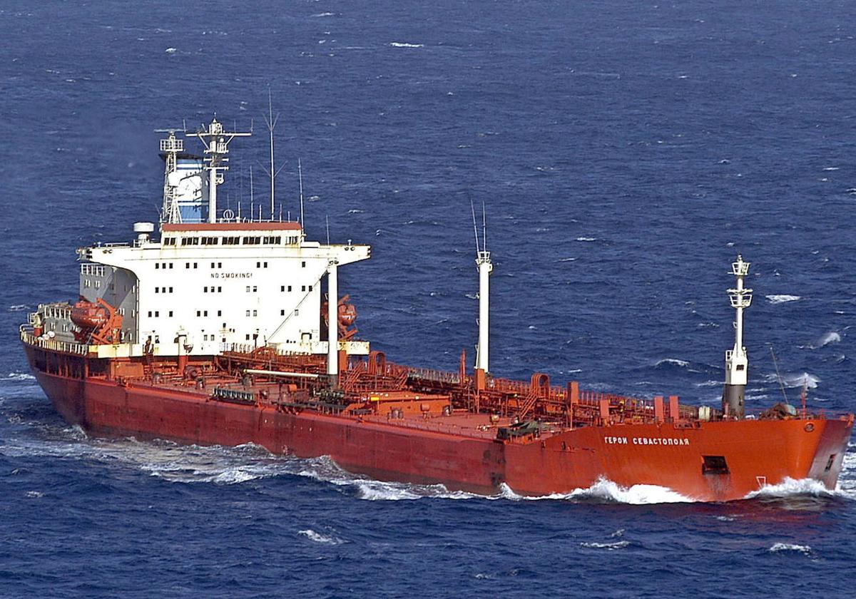 Un petrolero pasa cerca de las Islas Canarias.