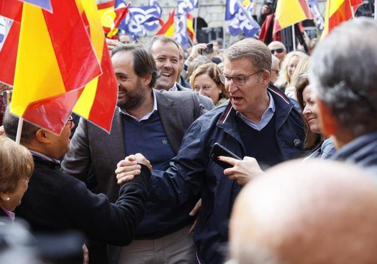 Alberto Núñez Feijóo, rodeado de militantes en un acto del PP celebrado este domingo en Toledo.