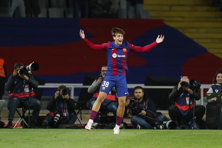 El canterano debutante del FC Barcelona Marc Guiu anota su primer gol con el primer equipo a los 23'' de saltar al terreno de juego