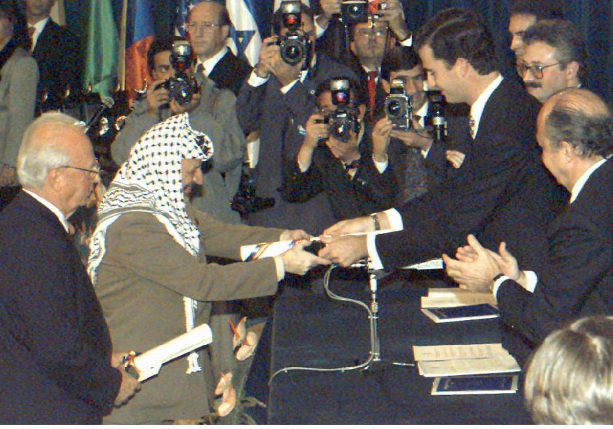 Imagen principal - El entonces Príncipe Felipe entrega a Yasser Arafat y a Isaac Rabin el Premío Príncipe de Asturias de la Concordia de 1994 (arriba); Pedro Sánchez mantiene una reunión con el presidente palestino Mahmud Abás (izquierda); Benjamín Netanyahu pasea junto a José María Aznar por la finca de Quintos de Mora en 2011.