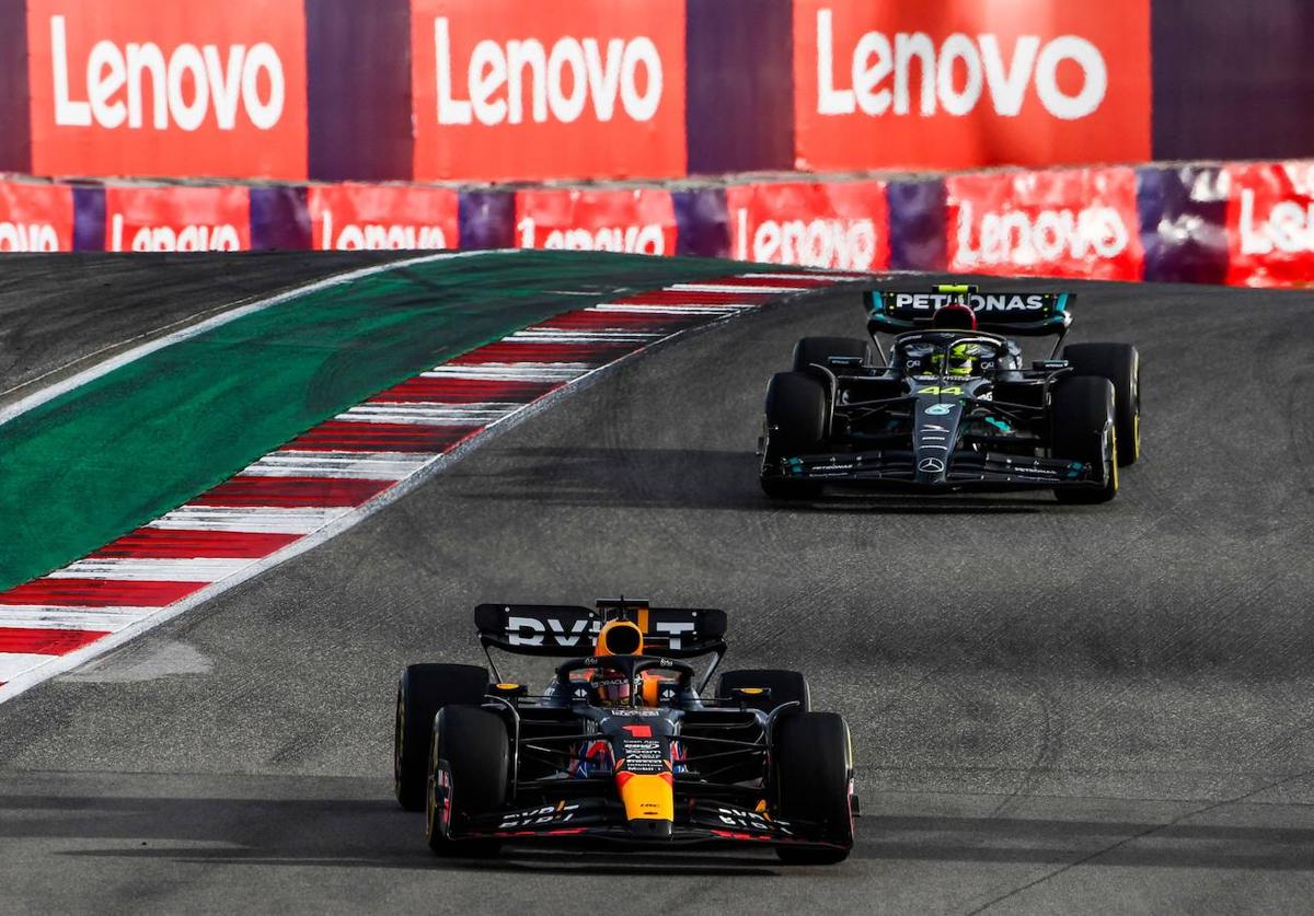 Max Verstappen (Red Bull) por delante de Lewis Hamilton (Mercedes) en la carrera sprint de este sábado en el Gran Premio de EE UU, que se celebra en Austin (Texas).