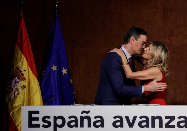 Pedro Sánchez y Yolanda Díaz se saludan tras anunciar su acuerdo.