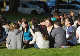 Un grupo de universitarias descansa al aire libre entre clases.