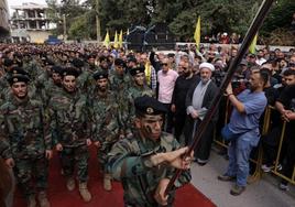 Miembros de Hezbolá participan en el funeral de uno de sus integrantes en Líbano.