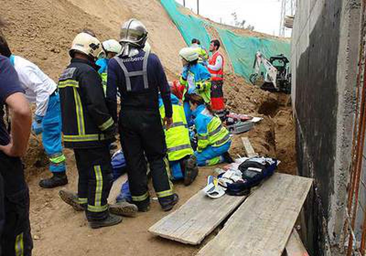 Bomberos y personal sanitario intervienen en un accidente laboral en una obra.