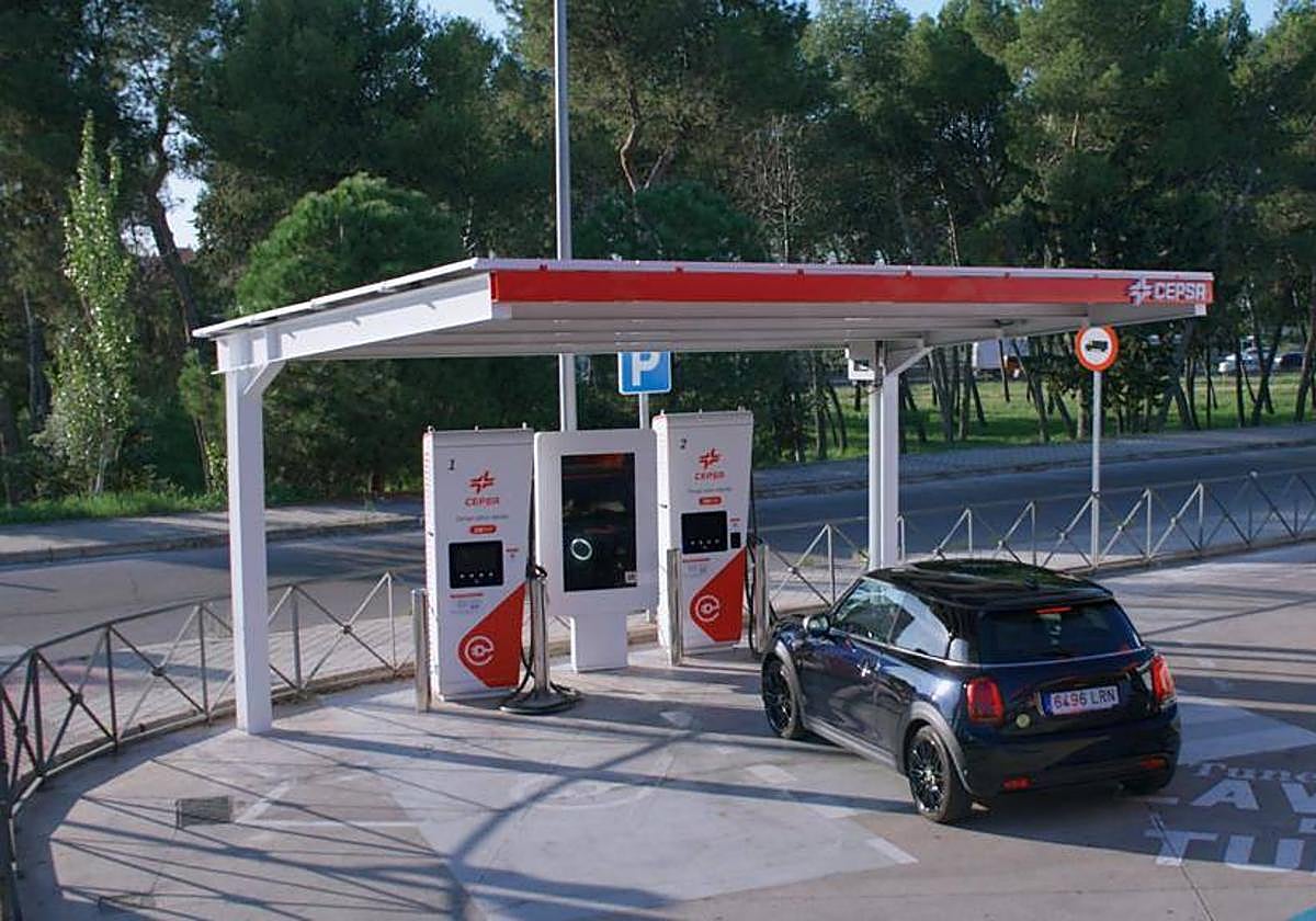 Punto de recarga eléctrica en una estación de servicio de Cepsa.