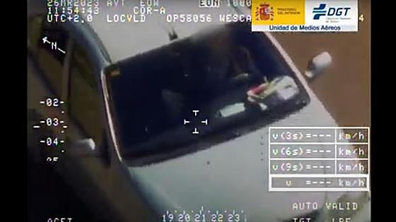 Una mujer conducía mientras se cepillaba los dientes y un varón comía con cuchara y hablaba por el móvil al volante