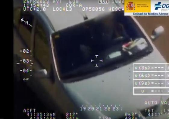 Una mujer conducía mientras se cepillaba los dientes y un varón comía con cuchara y hablaba por el móvil al volante