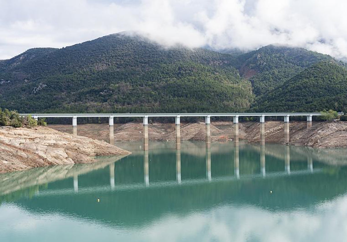 El pantano de la Baells, en Barcelona, que está al 26 % de su capacidad.