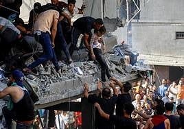 Palestinos rescatan a una niña herida entre las ruinas de un edificio bombardeado por Israel en Gaza.