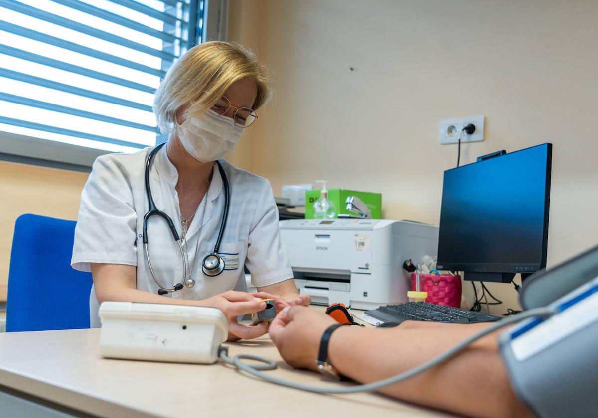 Una médica atiende a una paciente en un centro de salud de Álava.