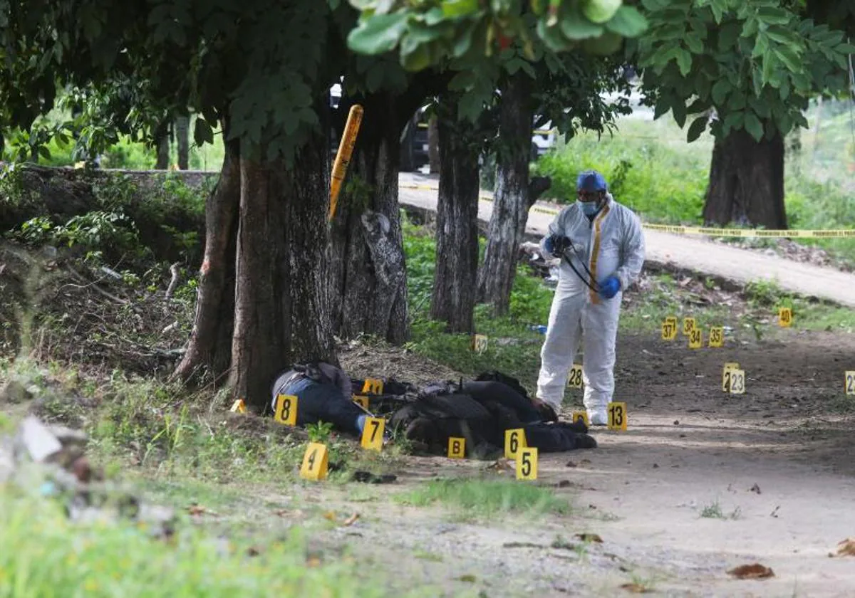 Un forense trabaja en el lugar de la matanza en Guerrero.