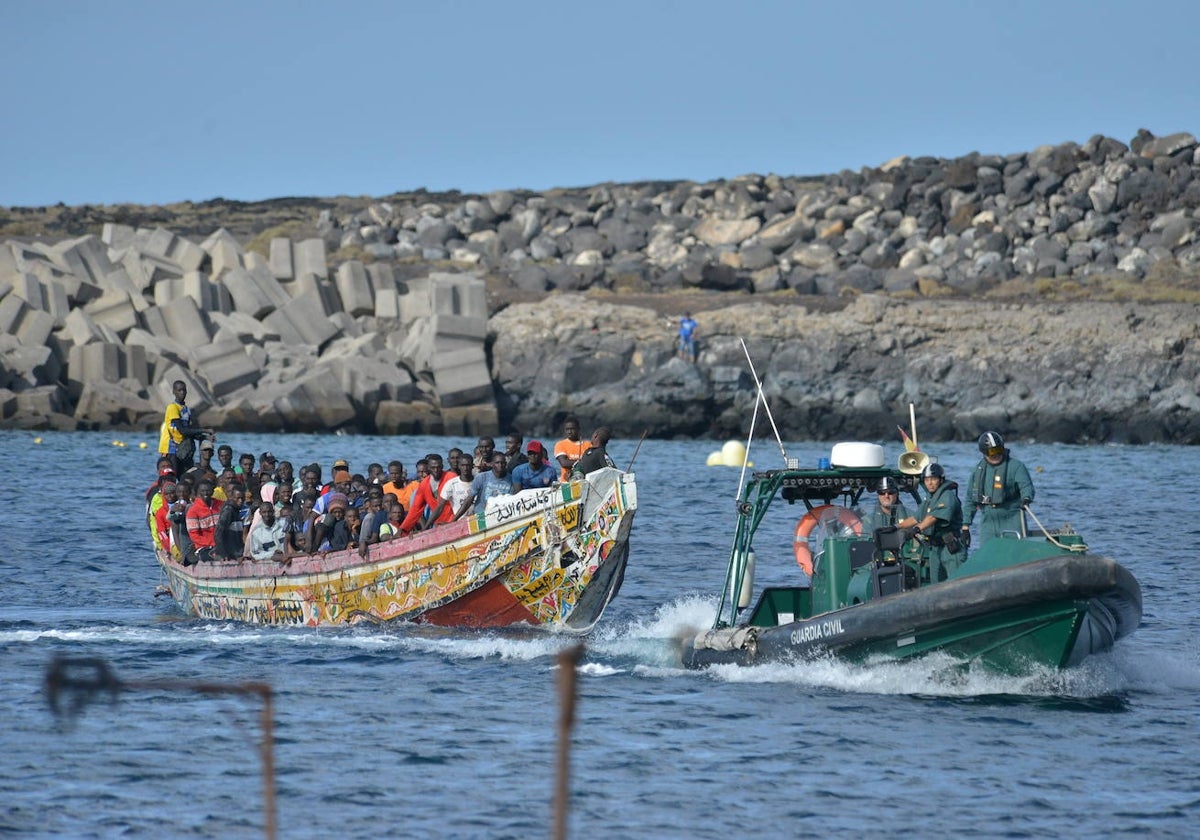 Llegada a El Hierro este octubre de un cayuco remolcado por la Guardia Civil