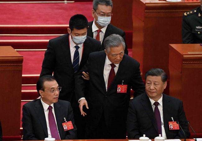 Momento de tensión cuando desalojaron al expresidente Hu Jintao frente a Xi Jinping y Li Keqiang.