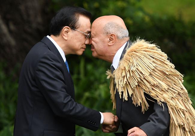 Li Keqiang saluda a un líder maorí.