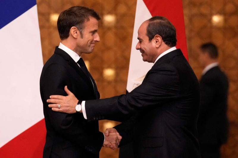 El presidente francés, Emmanuel Macron, y su homólogo egipcio, Abdel-Fattah al-Sisi, este miércoles en El Cairo.