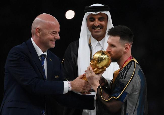 Leo Messi besa el trofeo tras ganar el Mundial de Catar en 2022 en presencia del presidente de la FIFA, Gianni Infantino, y del emir Bin Hamad.