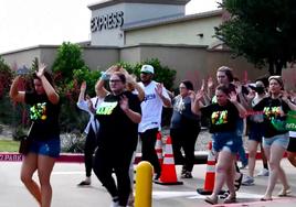 Un grupo de personas abandona el centro comercial de Texas en cuyo parking se produjo un tiroteo en mayo.