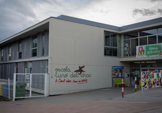 Imagen de una escuela en Cataluña con pintadas sobre el problema lingüístico.