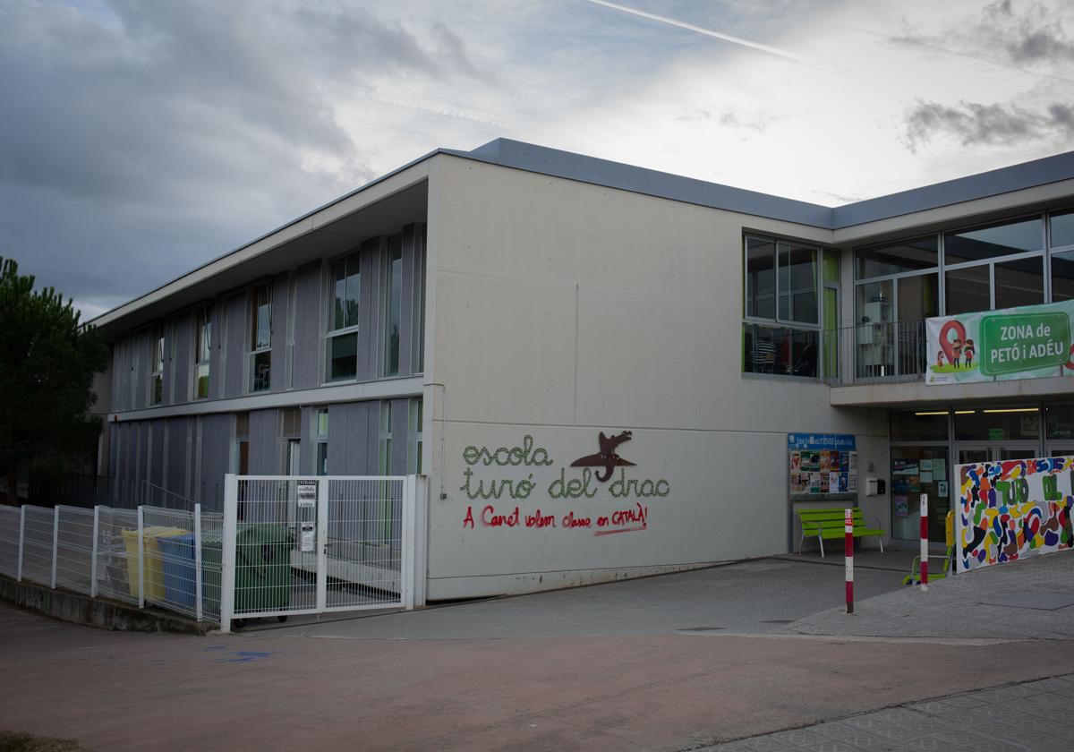 Imagen de una escuela en Cataluña con pintadas sobre el problema lingüístico.