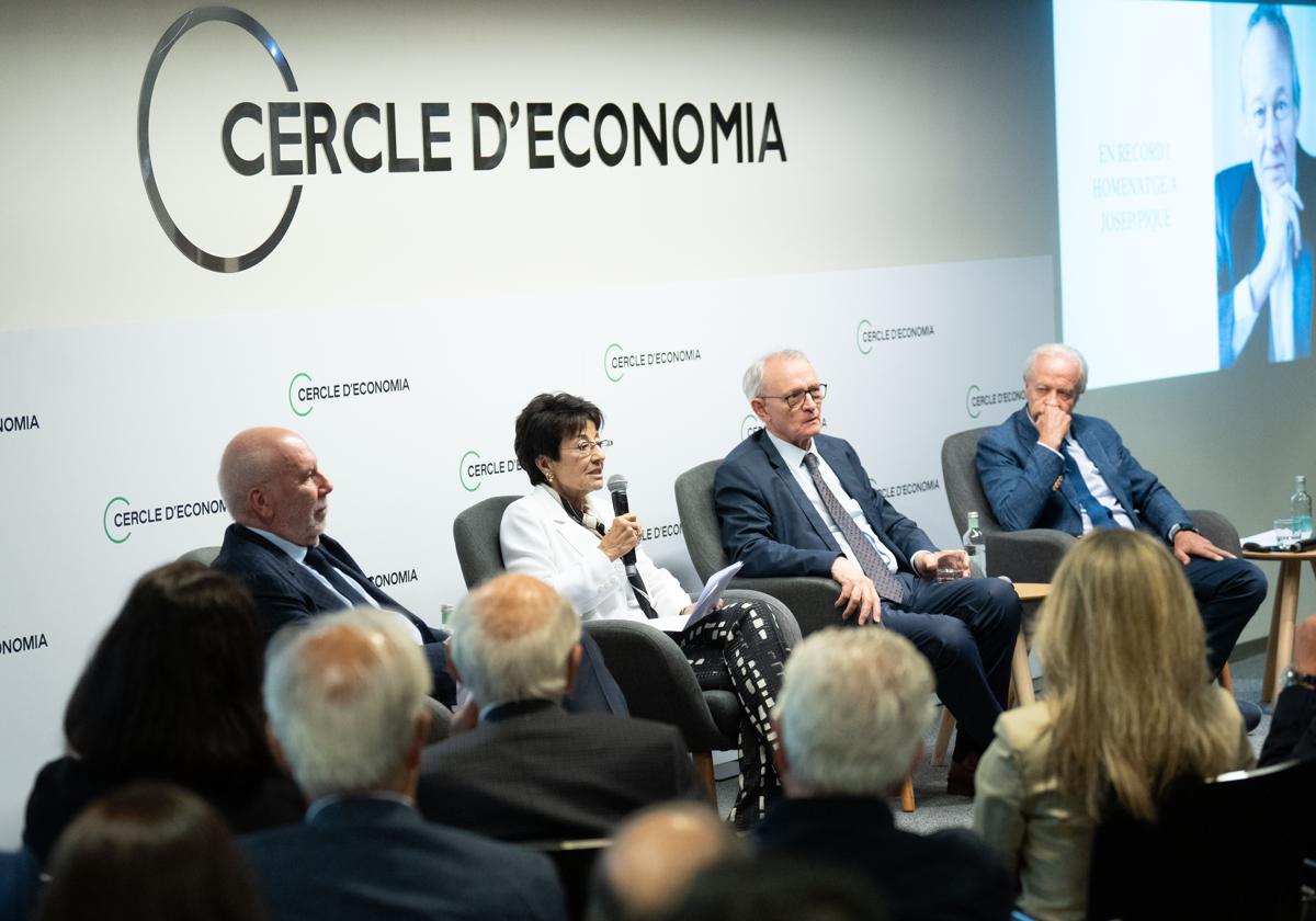 El periodista Màrius Carol; la economista Anna Birulés; el economista Antón Costas, y el economista Carlos Tusquets, durante un homenaje al expresidente del Círculo de Economía Josep Piqué.