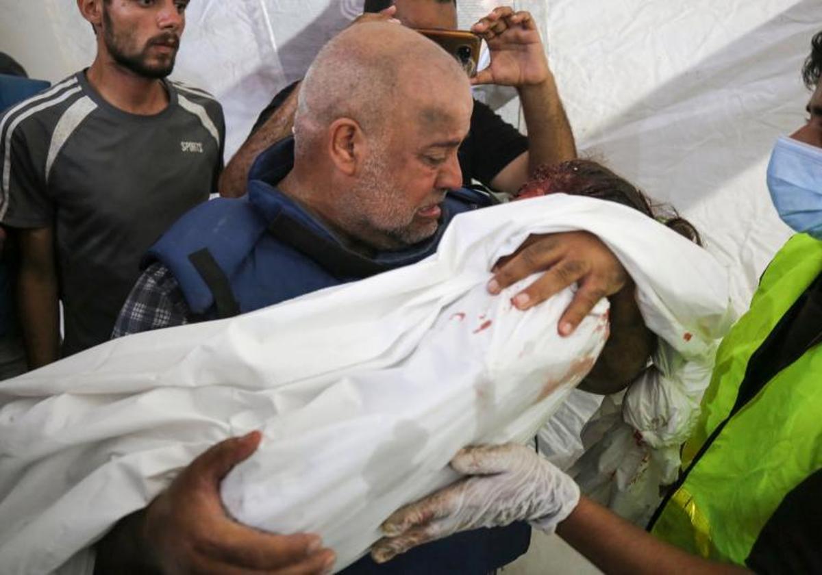 Wael al-Dahdouh, con el cadáver de un familiar.