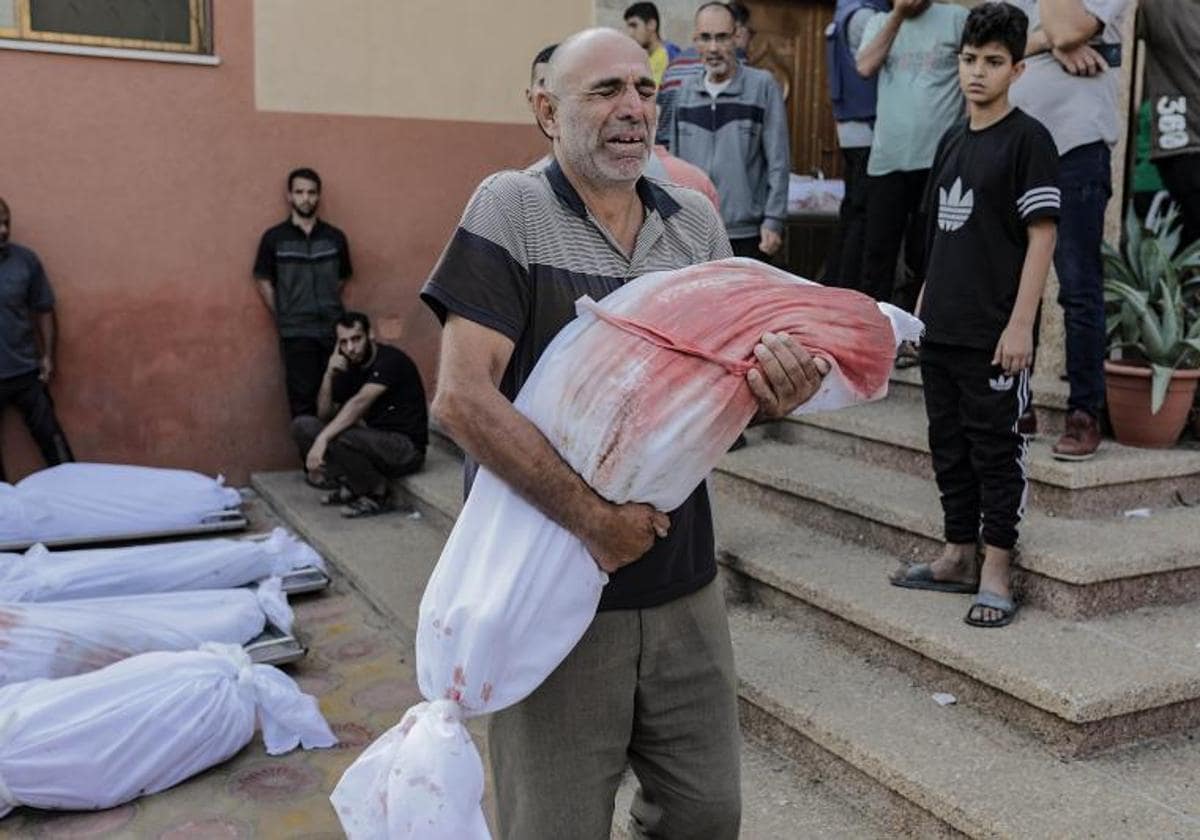 Un palestino abraza el cuerpo sin vida de su hijo muerto en un bombardeo israelí contra Gaza.