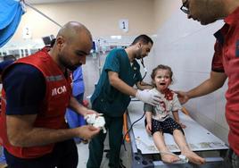 Una niña palestina es atendida en el hospital Nasser, en el sur de la Franja.