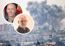 De izquierda a derecha, los asesores James Glynn y Yaakov Amidror y, al fondo, el impacto de un misil en Gaza.