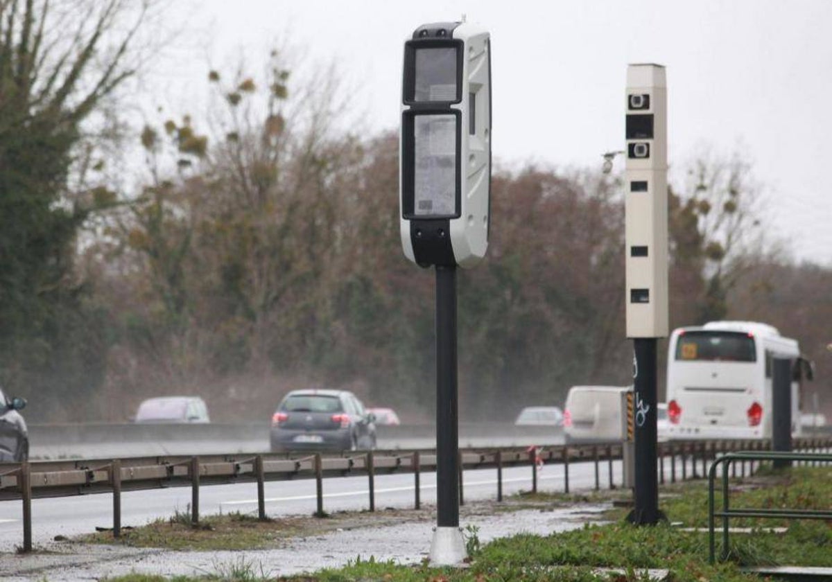 Radares al borde de una autovía francesa.