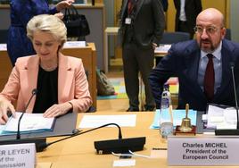 La presidenta de la Comisión Europea, Ursula von der Leyen, y el presidente del Consejo Europeo, Charles Michel, durante la cumbre.