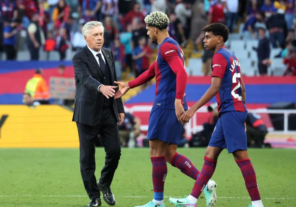 Carlo Ancelotti saluda a los jugadores del Barça tras la victoria blanca en el clásico.